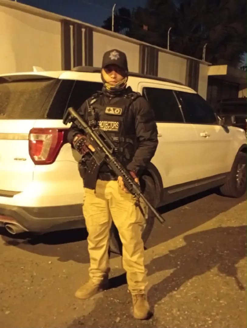 Guardia armado en custodia nocturna