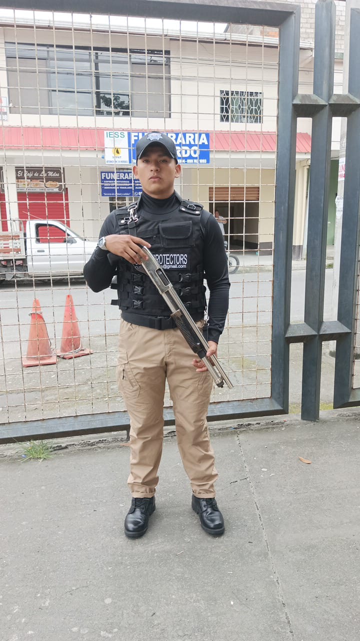 Guardia armado en puesto de control
